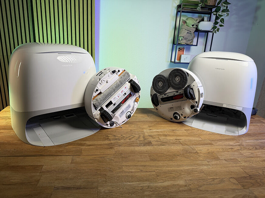 Die Stationen des Roborock Curv 2 Flow und Curv 2 Pro stehen nebeneinander und wirken kompakt mit abgerundetem Design.